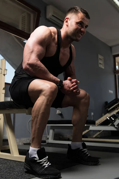 Bonito Homem Bonito Atraente Jovem Com Corpo Muscular Relaxante Ginásio — Fotografia de Stock