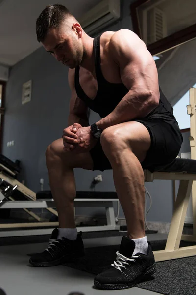 Guapo Buen Aspecto Atractivo Joven Con Cuerpo Muscular Relajante Gimnasio —  Fotos de Stock