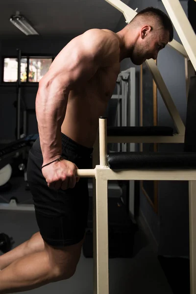 Muscular Aptidão Fisiculturista Fazendo Exercício Peso Pesado Para Tríceps Peito — Fotografia de Stock