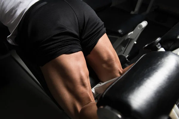 Homem Forte Ginásio Exercício Quadríceps Glúteos Máquina Muscular Muscular Musculoso — Fotografia de Stock