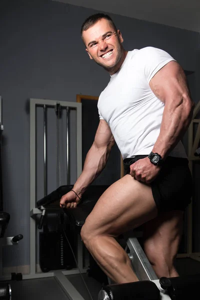 Strong Man Gym Exercising Quadriceps Glutes Machine Muscular Athletic Bodybuilder — Zdjęcie stockowe