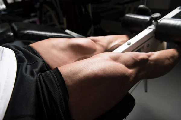 Ejercicios Piernas Cerca Hombre Haciendo Pierna Con Máquina Gimnasio — Foto de Stock