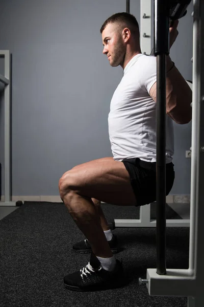 锻炼腿与杠铃在健身房 深蹲练习的健康健美男子 — 图库照片