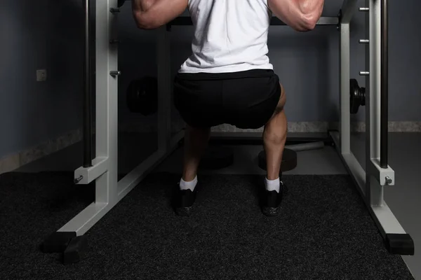 Homem Trabalhando Para Fora Pernas Com Barbell Ginásio Exercício Agachamento — Fotografia de Stock