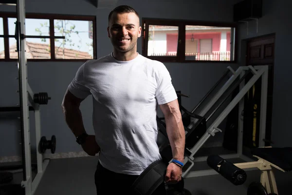 Porträtt Muskulös Man Shorts Och Vit Shirt Poserar — Stockfoto