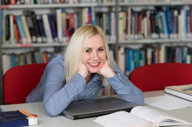 Bir alan lise - Üniversite Kütüphanesi - sığ derinliği uyuyan güzel kız öğrenci ile kütüphanede kitap