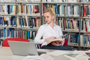 Kütüphanede - kız öğrenci bir alan lise - Üniversite Kütüphanesi - sığ derinliği çalışma kitapları ile güzel
