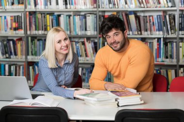 Öğrencilerin sınav hazırlama ve okul kütüphanesi Laptop ve Gözat Internet üzerinde araştırma kütüphanede yapım dersleri öğrenme