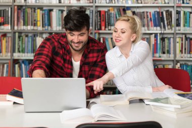 Öğrencilerin sınav hazırlama ve okul kütüphanesi Laptop ve Gözat Internet üzerinde araştırma kütüphanede yapım dersleri öğrenme