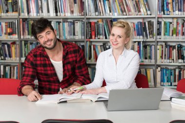 Öğrencilerin sınav hazırlama ve okul kütüphanesi Laptop ve Gözat Internet üzerinde araştırma kütüphanede yapım dersleri öğrenme