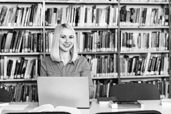 Jolie Femme Aux Cheveux Blonds Assise Bureau Bibliothèque Ordinateur Portable — Photo