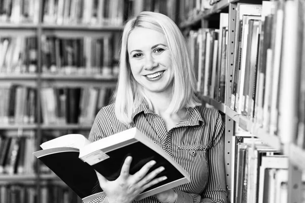 Bibliotheek Mooie Vrouwelijke Student Met Boeken Een Middelbare School Universiteitsbibliotheek — Stockfoto