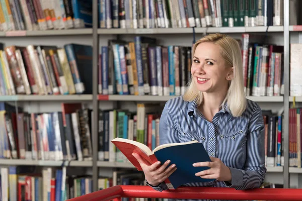 Biblioteca Estudiante Bastante Femenina Con Libros Que Trabajan Una Escuela —  Fotos de Stock