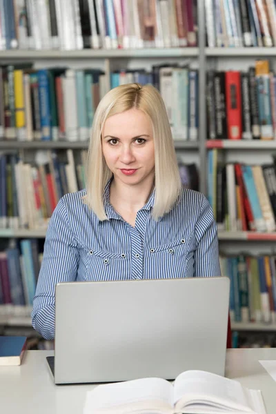 Retrato Estudiante Atractivo Haciendo Algo Trabajo Escolar Con Ordenador Portátil —  Fotos de Stock