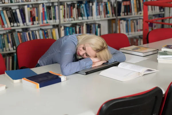 Biblioteca Estudante Muito Feminina Com Livros Dormindo Uma Escola Secundária — Fotografia de Stock