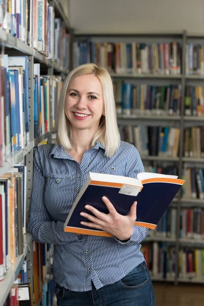 Biblioteca Estudante Muito Feminina Com Livros Que Trabalham Uma Escola — Fotografia de Stock