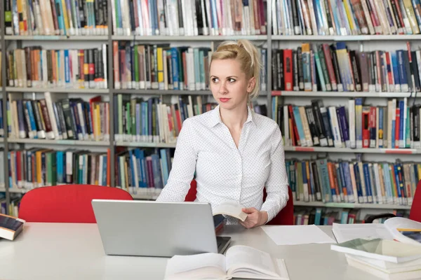Sınav Hazırlama Dersler Okul Kütüphanesinde Öğrenme Laptop Gözat Internet Üzerinde — Stok fotoğraf