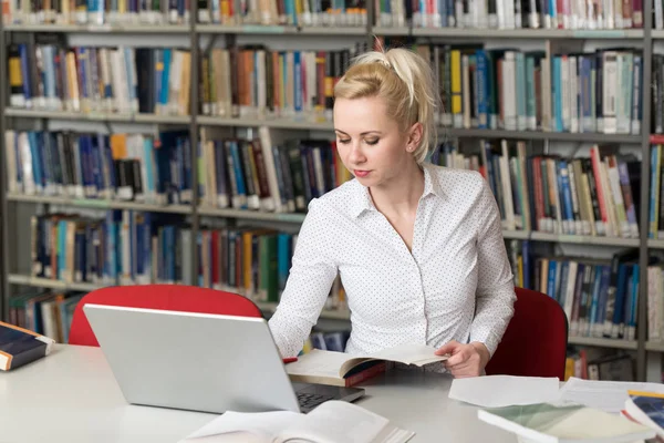 Kütüphanede - kız öğrenci bir alan lise - Üniversite Kütüphanesi - sığ derinliği çalışma kitapları ile güzel