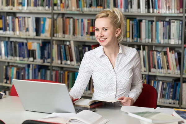 Portrait Étudiant Attrayant Faisant Travail Scolaire Avec Ordinateur Portable Bibliothèque — Photo