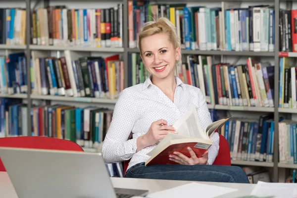 Estudiante Bastante Femenina Con Libros Trabajando Una Biblioteca Secundaria —  Fotos de Stock