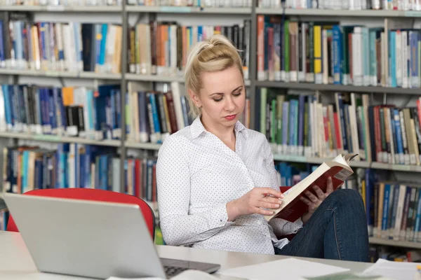 Retrato Estudante Atraente Fazendo Algum Trabalho Escolar Com Laptop Biblioteca — Fotografia de Stock