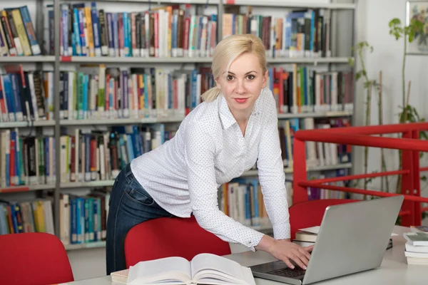 Biblioteca Estudiante Bastante Femenina Con Libros Que Trabajan Una Escuela —  Fotos de Stock