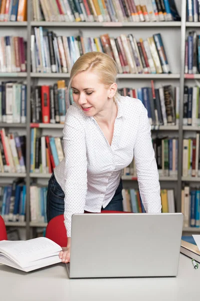 Ganska Kvinnlig Student Med Böcker Gymnasiebiblioteket — Stockfoto