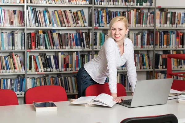 Biblioteca Estudiante Bastante Femenina Con Libros Que Trabajan Una Escuela —  Fotos de Stock