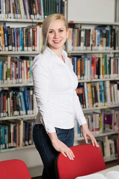 Bibliotheek Mooie Vrouwelijke Student Met Boeken Een Middelbare School Universiteitsbibliotheek — Stockfoto