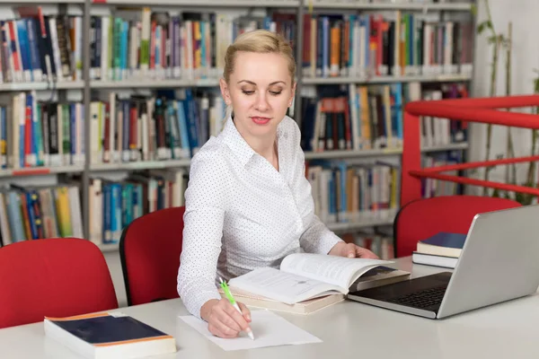 Biblioteca Estudiante Bastante Femenina Con Libros Que Trabajan Una Escuela — Foto de Stock