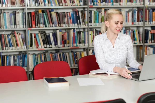 Retrato Estudante Atraente Fazendo Algum Trabalho Escolar Com Laptop Biblioteca — Fotografia de Stock