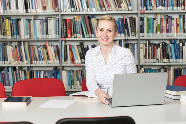 Estudante Preparando Exame Aprendendo Lições Biblioteca Escolar Fazendo Pesquisa Laptop — Fotografia de Stock