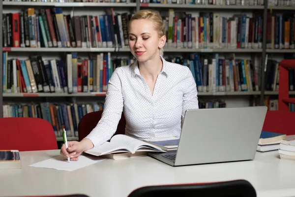 Jolie Étudiante Avec Des Livres Travaillant Dans Une Bibliothèque Secondaire — Photo