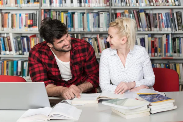 Biblioteca Bonito Dois Estudantes Universitários Com Laptop Livros Que Trabalham — Fotografia de Stock