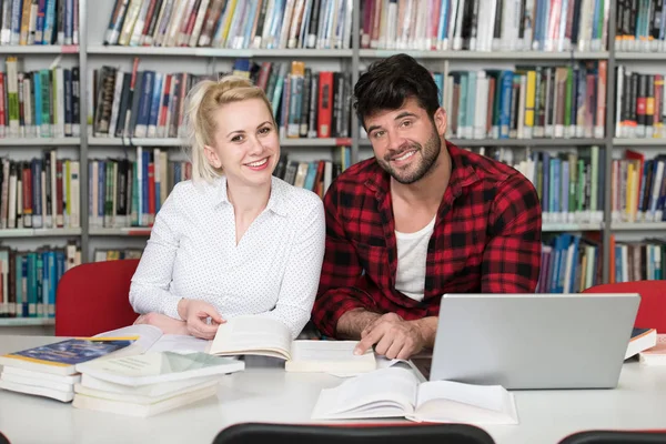 Studenten Examen Voorbereiden Leren Van Lessen Schoolbibliotheek Onderzoek Laptop Bladeren — Stockfoto