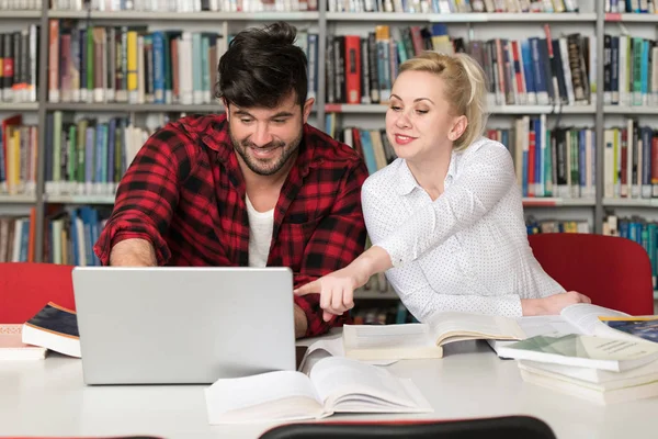 Studenten Examen Voorbereiden Leren Van Lessen Schoolbibliotheek Onderzoek Laptop Bladeren — Stockfoto