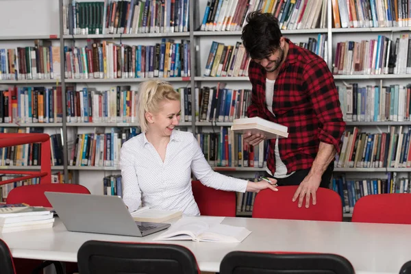 Biblioteca Homem Bonito Pedindo Estudar Juntos Com Laptop Livros Para — Fotografia de Stock