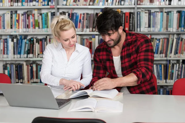 Biblioteca Bonito Dois Estudantes Universitários Com Laptop Livros Que Trabalham — Fotografia de Stock