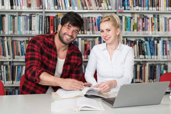 Studenten Examen Voorbereiden Leren Van Lessen Schoolbibliotheek Onderzoek Laptop Bladeren — Stockfoto