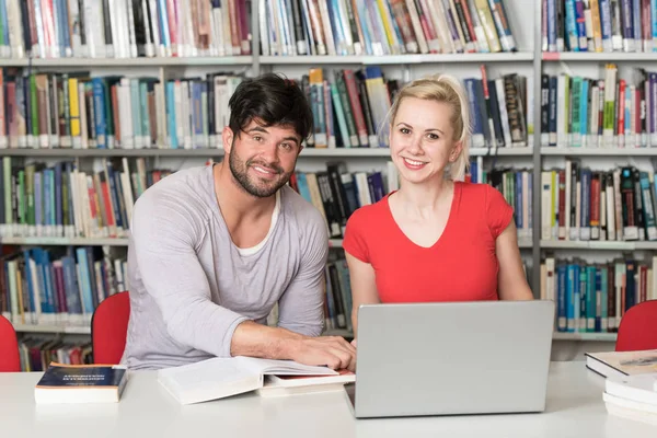 Bibliotheek School Knappe Twee Studenten Met Laptop Boeken Werken High — Stockfoto