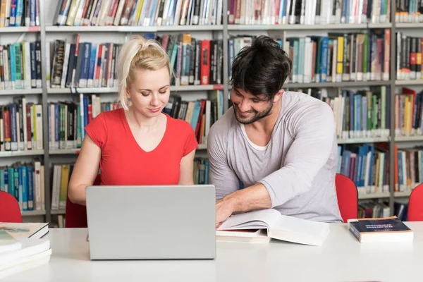 Öğrencilerin sınav hazırlama ve okul kütüphanesi Laptop ve Gözat Internet üzerinde araştırma kütüphanede yapım dersleri öğrenme