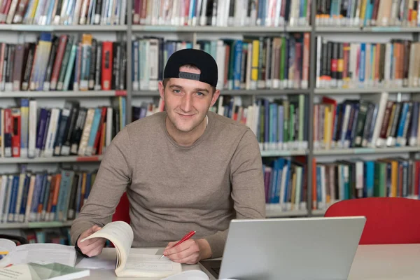 Der Bibliothek Männlicher Student Mit Schirmmütze Der Laptop Und Büchern — Stockfoto