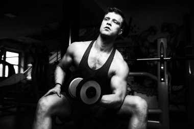 Spor salonunda bikini çalışan adam - Aptal konsantrasyon kıvrımları