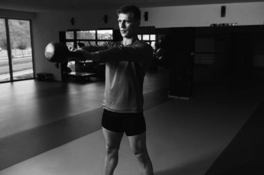 Kettle Bell ve Flexing Muscles ile Egzersiz Yapan Genç Adam - Kaslı Atletik Vücut Geliştirici Fitness Egzersizleri