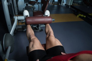 Bacak egzersizleri-bacak makine içinde jimnastik salonu ile yapan erkek kapatın