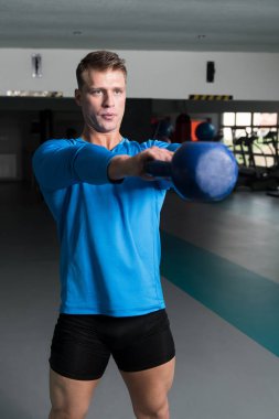 Kettle Bell ve Flexing Muscles ile Egzersiz Yapan Genç Adam - Kaslı Atletik Vücut Geliştirici Fitness Egzersizleri