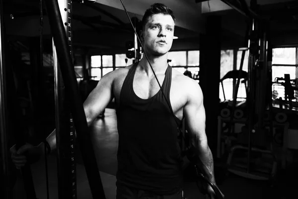 Hombre Gimnasio Haciendo Ejercicio Sus Bíceps Máquina Con Cable Gimnasio —  Fotos de Stock