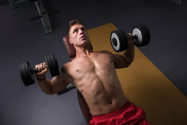 Hombre Fuerte Gimnasio Ejercicio Pecho Con Sombrillas Muscular Atlético Culturista —  Fotos de Stock