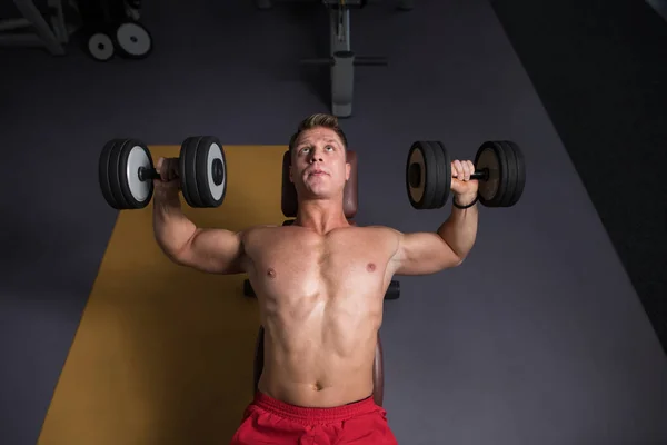 Ισχυρό Άνδρα Στη Γυμναστική Και Άσκηση Στο Στήθος Αλτήρες Μυϊκή — Φωτογραφία Αρχείου