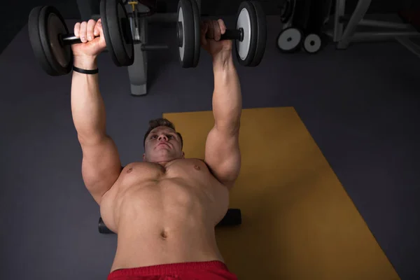 Homem Forte Ginásio Peito Exercício Com Halteres Muscular Athletic Bodybuilder — Fotografia de Stock